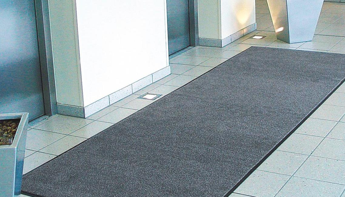Des tapis de propretés lavables: Nos tapis de propreté lavables sont conçus pour absorber l'humidité et la saleté dans les zones très fréquentées, telles que les ascenseurs ou les zones d'accueil.